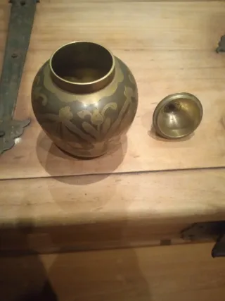 Jarrón indio pequeño metal dorado