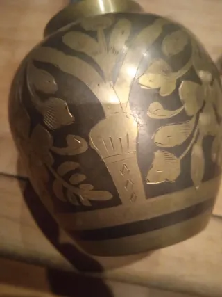 Jarrón indio pequeño metal dorado