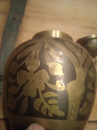 Jarrón indio pequeño metal dorado