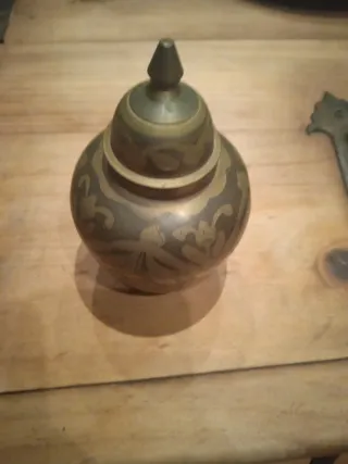 Jarrón indio pequeño metal dorado