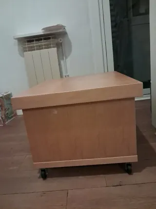 Mesa auxiliar con ruedas