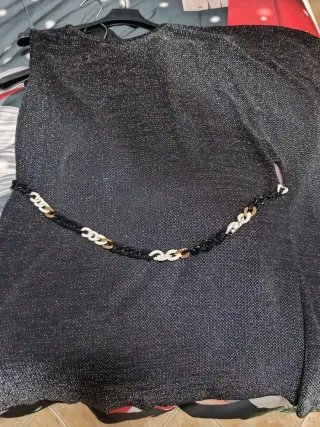 Vestido o blusón con cadena dorada