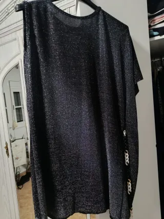 Vestido o blusón con cadena dorada