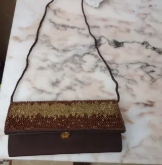 Bolso de fiesta marrón y dorado