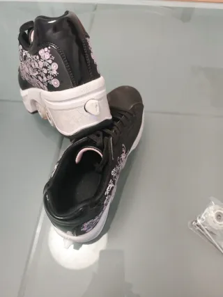 Zapatillas negras con ruedas