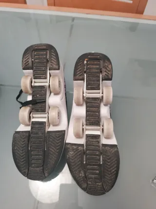 Zapatillas negras con ruedas