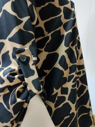 Blusa Estampada Beige y Negra