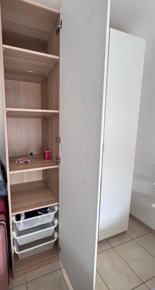 Cama doble con cabecero de Madura, colchóy armario