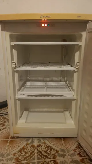 Frigorífico Edesa blanco y amarillo