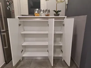 Mueble modular blanco con puertas