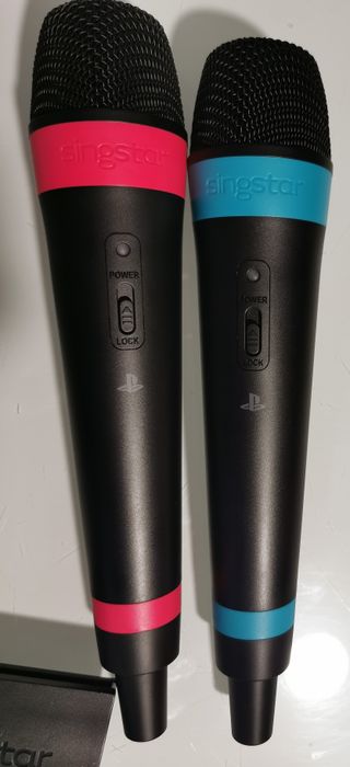 Lote SingStar PS2: 4 micrófonos + 8 juegos