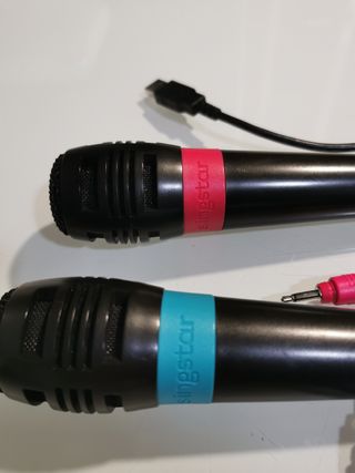 Lote SingStar PS2: 4 micrófonos + 8 juegos