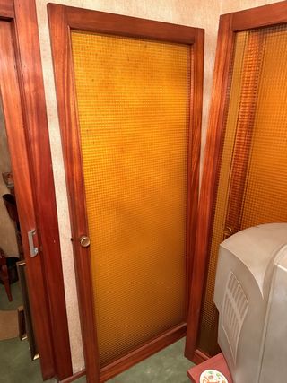 Puerta madera y cristal ámbar