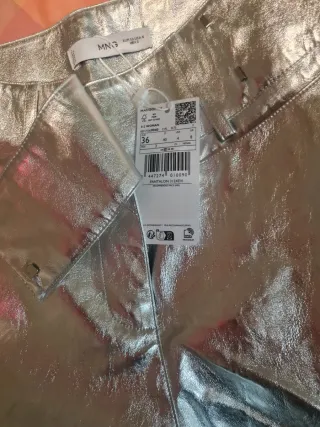 Pantalones plateados Mango con etiqueta