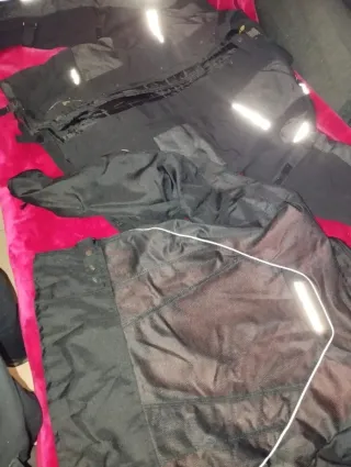 Chaqueta y pantalón de moto y protectores