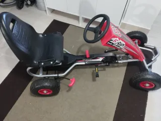 Coche a pedales rojo.