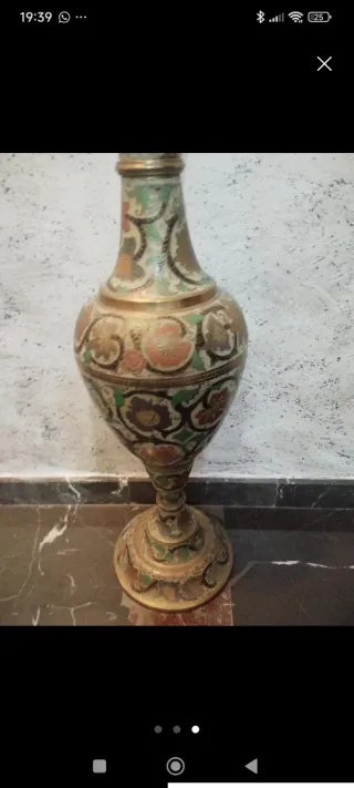 Jarrón de metal decorado