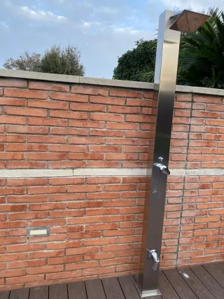 Ducha exterior piscina acero inoxidable.