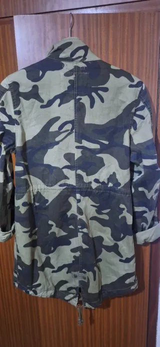 Parka militar Bershka camuflaje