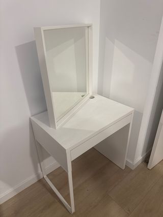 Tocador blanco con espejo