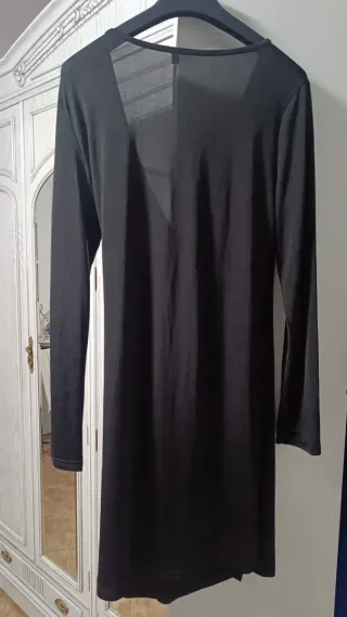 Vestido negro elegante con detalle hebilla