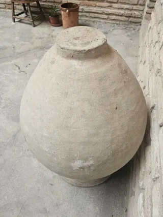 Tinaja antigua de barro