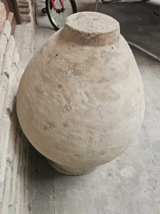 Tinaja antigua de barro
