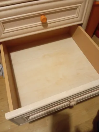 Cómoda beige y naranja