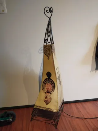 Lámpara de pie hierro y piel con dibujos árabes