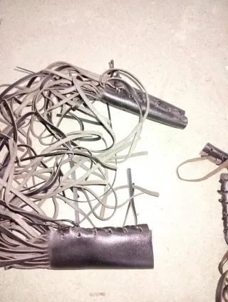 Puños con flecos y manetas con flecos