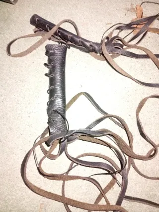 Puños con flecos y manetas con flecos