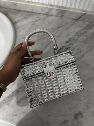 Bolso de mano plateado tejido