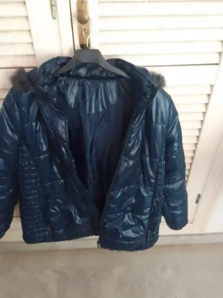Chaquetón azul marino con capucha