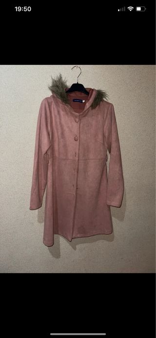 Abrigo rosa con capucha y pelo