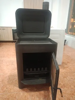 Estufa de leña negra con puerta de cristal