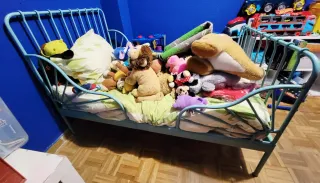 Cama infantil extensible IKEA azul grisáceo