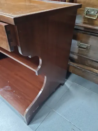 Mesita auxiliar madera y piel