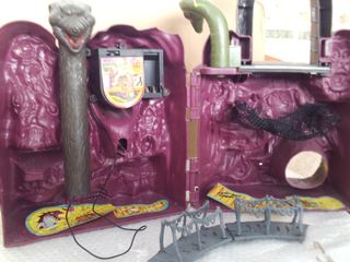 monsters o monster castillo de universo serpiente