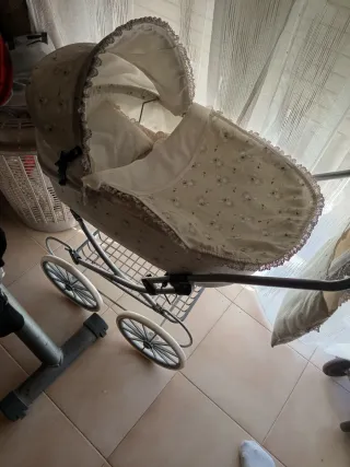 Carro de juguete con estampado floral