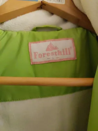 Abrigo corto deportivo negro y verde