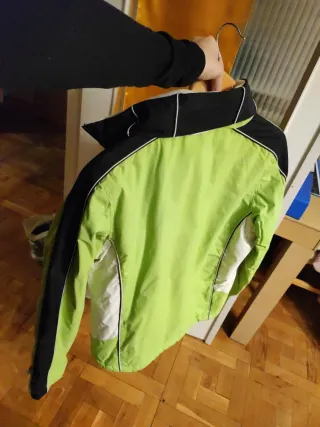 Abrigo corto deportivo negro y verde