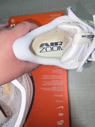 Zapatillas Nike Pegasus Premium Mujer Gris y crema