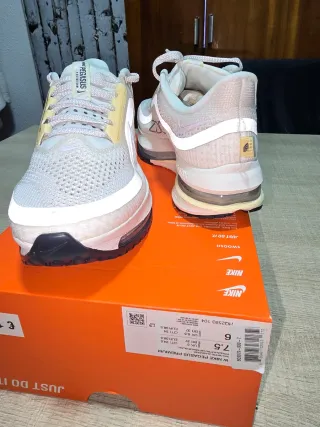 Zapatillas Nike Pegasus Premium Mujer Gris y crema