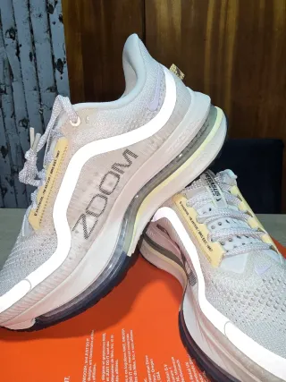 Zapatillas Nike Pegasus Premium Mujer Gris y crema