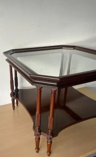 Mesa de madera y cristal con balda