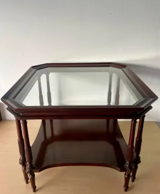 Mesa de madera y cristal con balda
