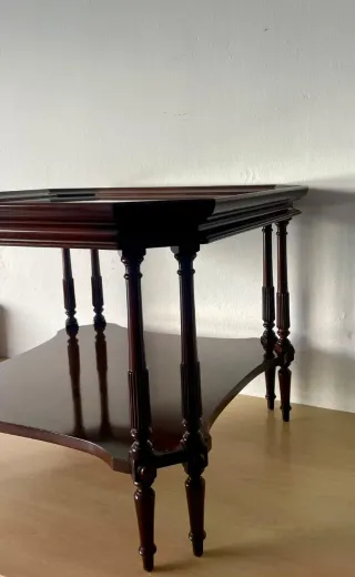 Mesa de madera y cristal con balda