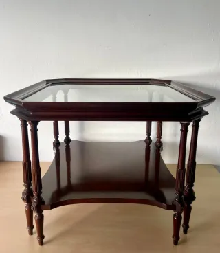 Mesa de madera y cristal con balda