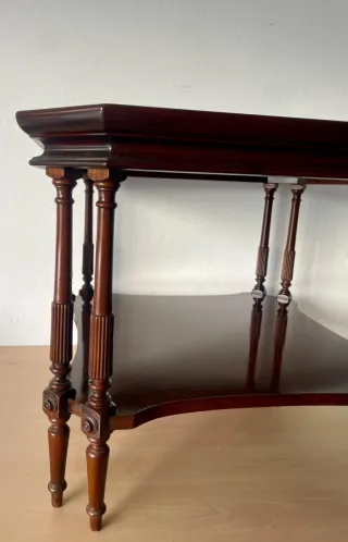 Mesa de madera y cristal con balda