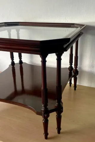 Mesa de madera y cristal con balda